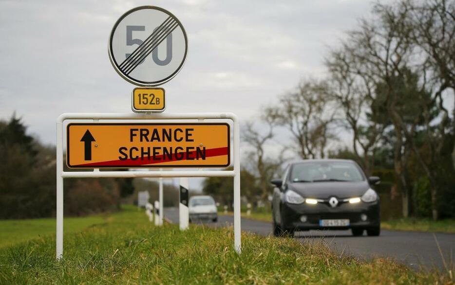 [写真]難民問題で揺れる「シェンゲン協定」。写真はフランスとルクセンブルク国境にあるシェンゲン協定の看板（ロイター/アフロ）