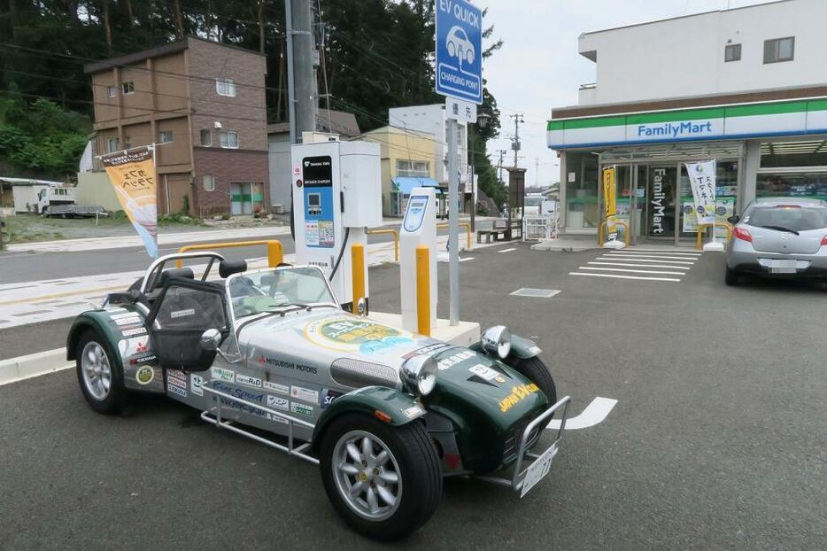 [写真]日本一周したEVスーパーセブンをファミリーマートで充電中