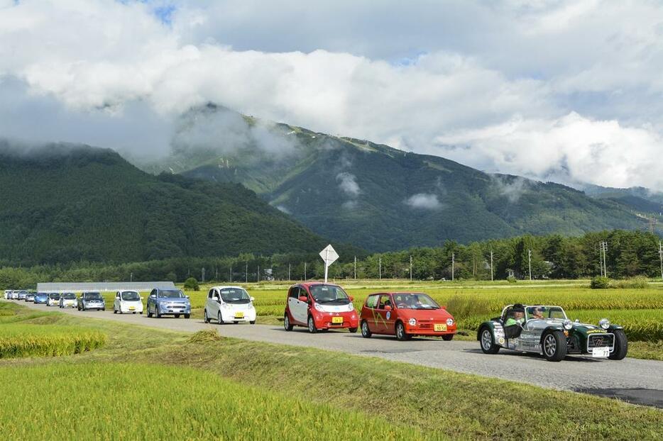 [写真]ジャパンEVラリーで白馬に集結したEVが村内をパレード（主催：日本EVクラブ）