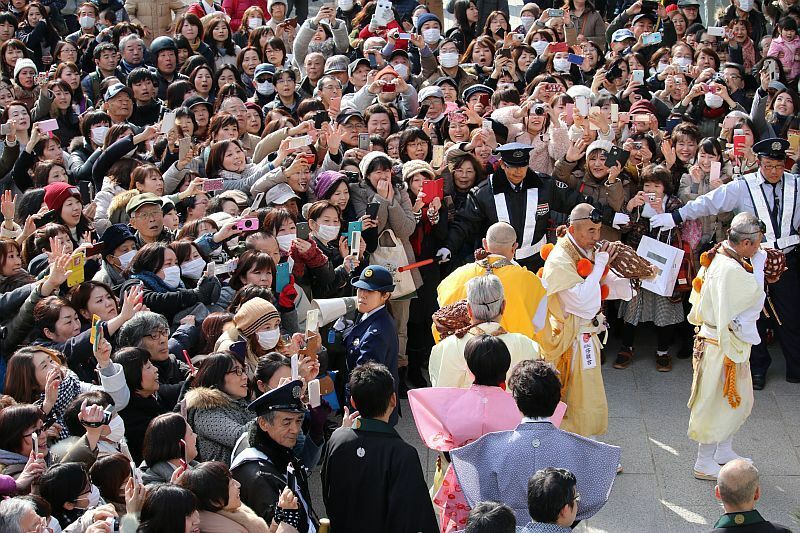 [写真]波瑠と玉木宏の登場に多数の参拝者から大歓声があがった