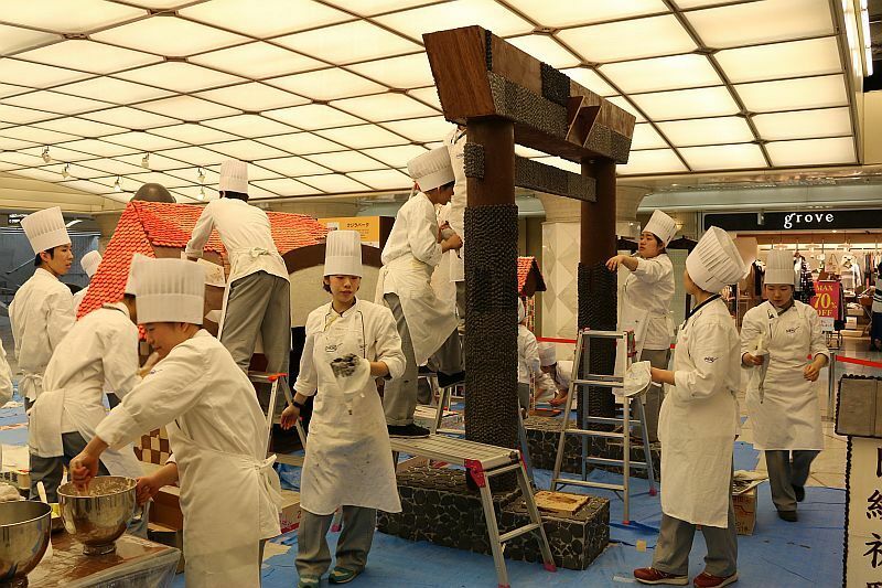 [写真]大阪調理製菓専門学校の生徒40人が力を合わせチョコレートなどで神社制作=9日午前、大阪市中央区のなんばウォークで