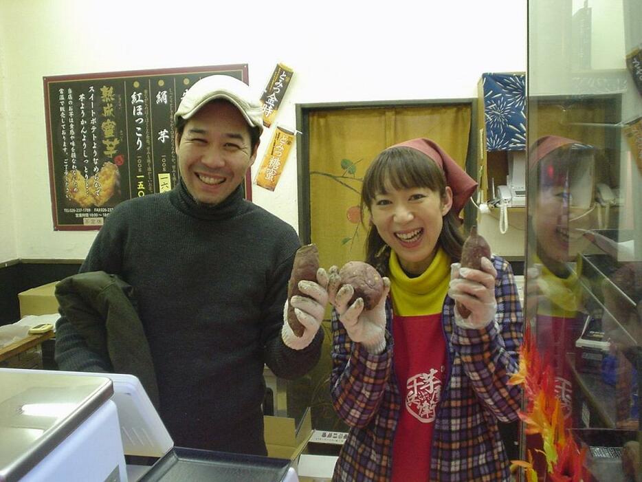 [写真]店頭の鈴木さん夫婦