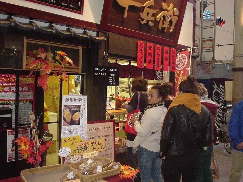 [写真]外国人も並ぶ焼き芋店（長野市権堂の「芋屋十兵衛」）