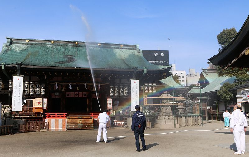 [写真]青空のもと大阪天満宮では消防訓練が行われ放水による虹も=4日午後、大阪市北区で