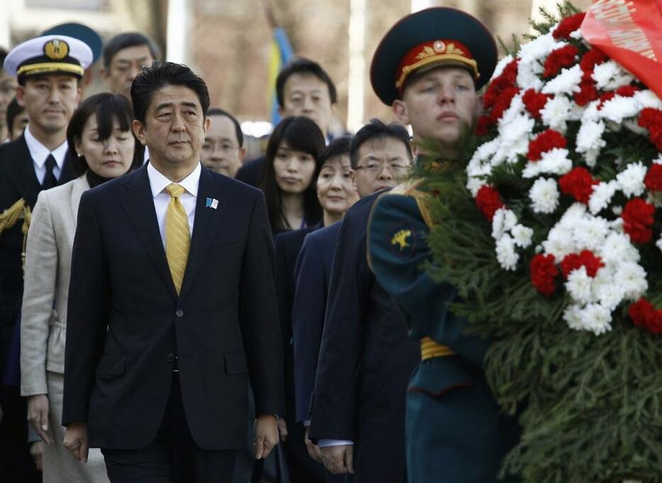 [写真]2013年4月に安倍首相が訪露した際の様子。無名戦士の墓に献花した（ロイター/アフロ）