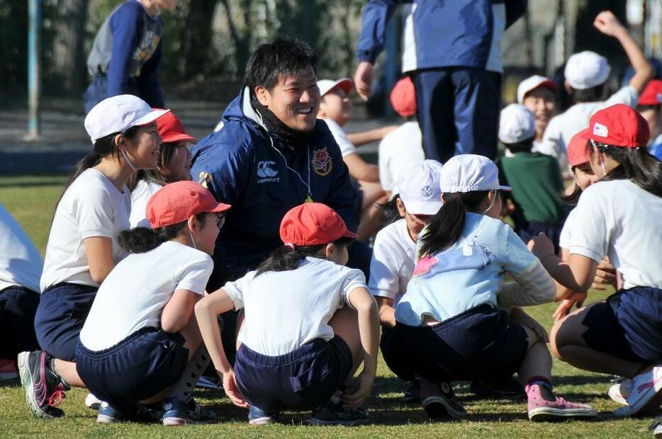 [写真]すっかり子どもたちと打ち解けた様子の崩光瑠選手