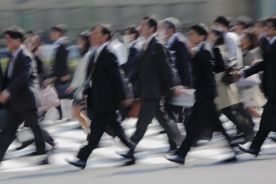 [イメージ写真]サラリーマンらの通勤風景。長時間労働の是正は喫緊の課題になっている（アフロ）