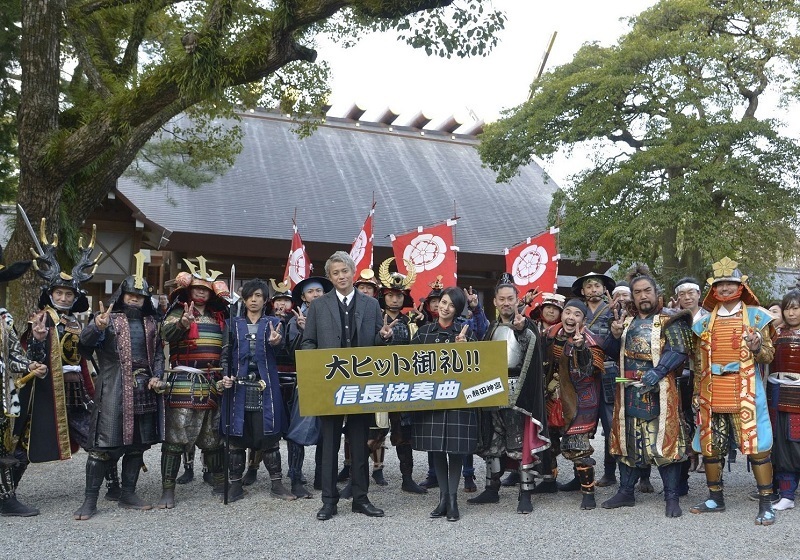 [写真]熱田神宮の本宮にて記念撮影。名古屋おもてなし武将隊をはじめ各地の武将隊とともに