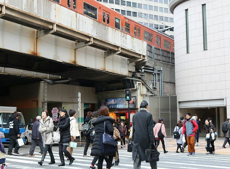 [写真]前日の暖かさが一転、コートなど厚着姿が目立つ大阪駅前=15日午後2時すぎ、大阪市北区で