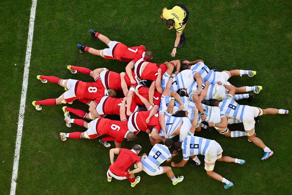 セットプレーに見る「ラグビーの力学」。写真は2023年W杯・ウエールズ×アルゼンチン戦でのスクラム（Photo/Getty Images）