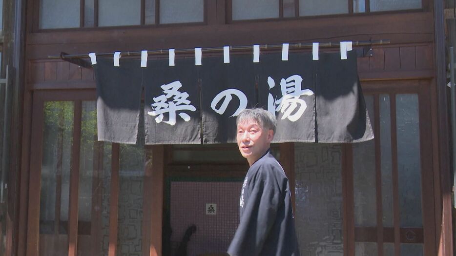 写真展のため、久しぶりにのれんを掛けた桑の湯・桑沢弘幸さん