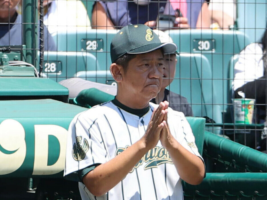 鶴岡東を率いる佐藤俊監督　photo by Sankei Visual