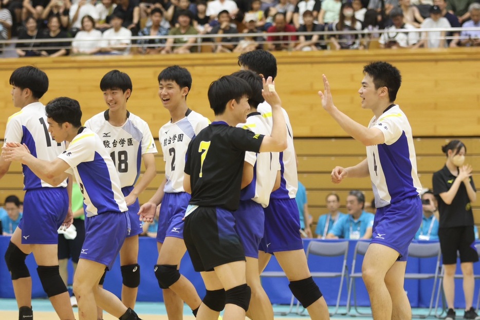 2年連続3度目の優勝を飾った駿台学園【写真：月刊バレーボール】