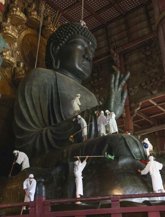 奈良・東大寺で行われた、大仏のほこりを払う夏の恒例行事「お身拭い」＝7日午前