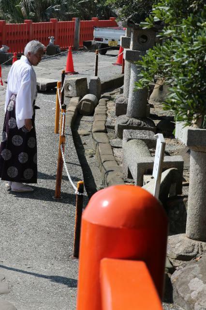 参道脇の石灯籠が倒壊した鵜戸神宮＝９日午前９時２０分、日南市（猪八重俊樹撮影）