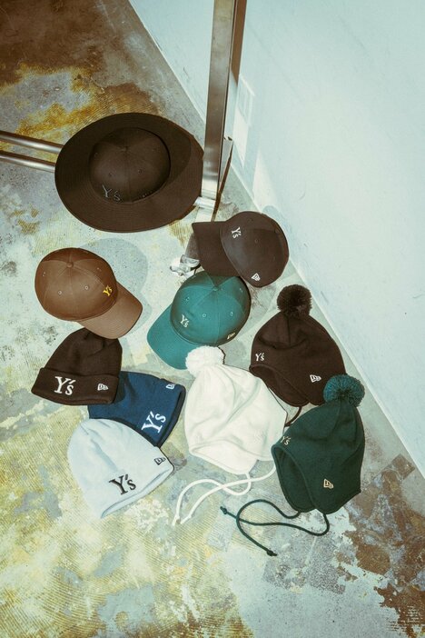 「9THIRTY™」9350円、「Fitted Long Brim」1万7600円、「Basic Cuff Knit」8800円／Y's × New Era®（ニューエラ）