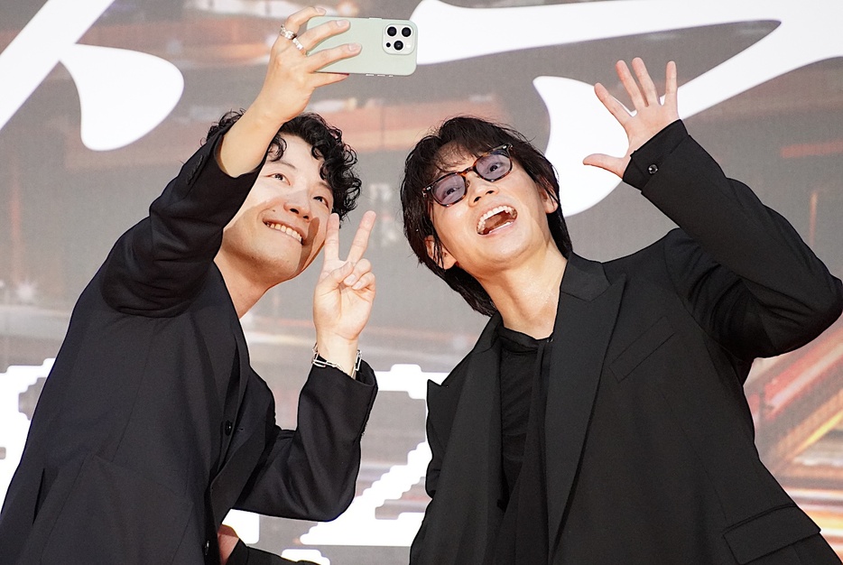 「MIU404」の綾野剛＆星野源、仲良く自撮り！