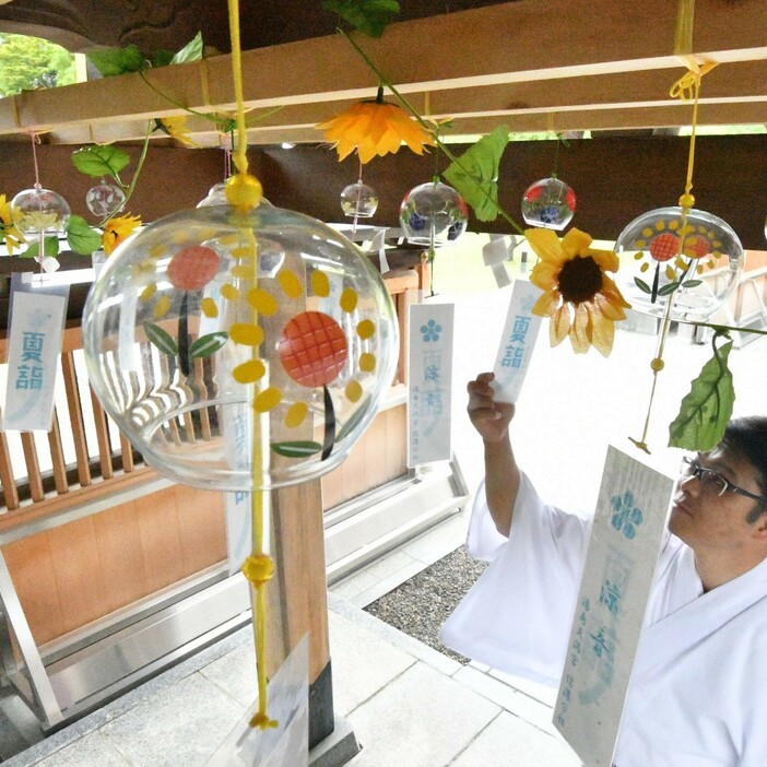 手水舎に飾り付けた風鈴