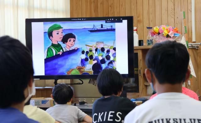 教室のモニターに映し出された、学童疎開を扱った紙芝居