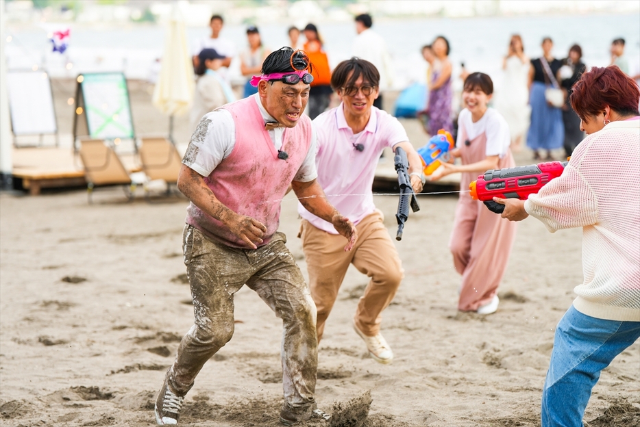 「春日サマースポーツヘェスティバル夏」で奮闘する春日俊彰Pと佐藤満春