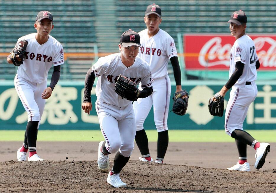 甲子園で守備練習をする高尾（手前）ら広陵ナイン