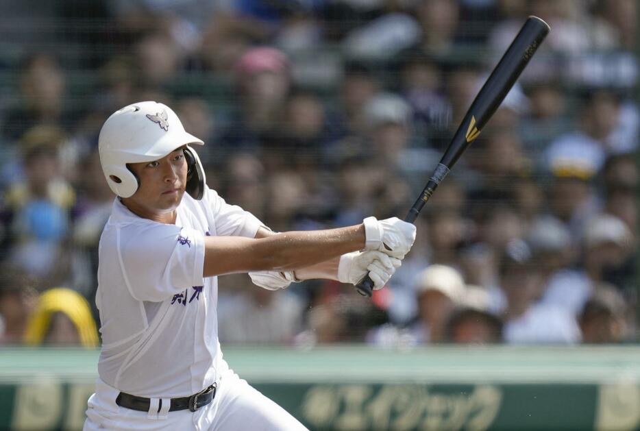 神村学園―関東第一　7回裏関東第一1死二塁、熊谷が右翼線に同点の二塁打を放つ＝甲子園