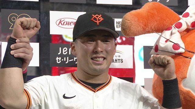 お立ち台でガッツポーズを見せる浅野翔吾選手(画像:日テレジータス)