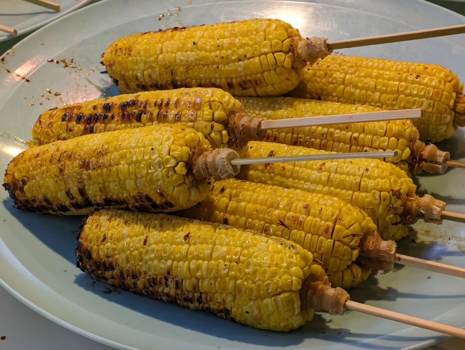 この季節まだまだ魅力的な焼きとうもろこし。