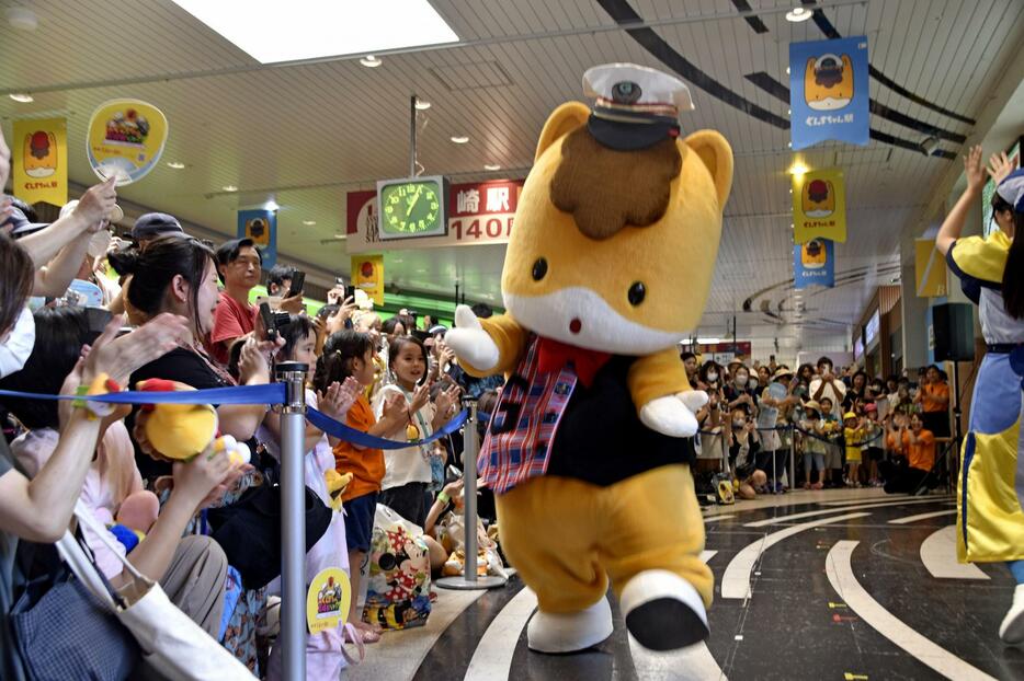 JR高崎駅構内でファンと交流する「ぐんまちゃん」＝7月、群馬県高崎市