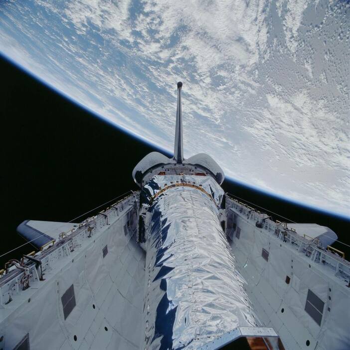 アメリカ航空宇宙局（NASA）のSTS-93ミッションでスペースシャトル「Columbia（コロンビア）」の貨物室から放出されつつあるX線宇宙望遠鏡「Chandra（チャンドラ）」（Credit: NASA）