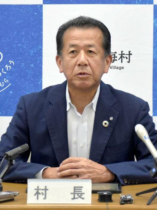 記者会見する山田修村長=東海村役場