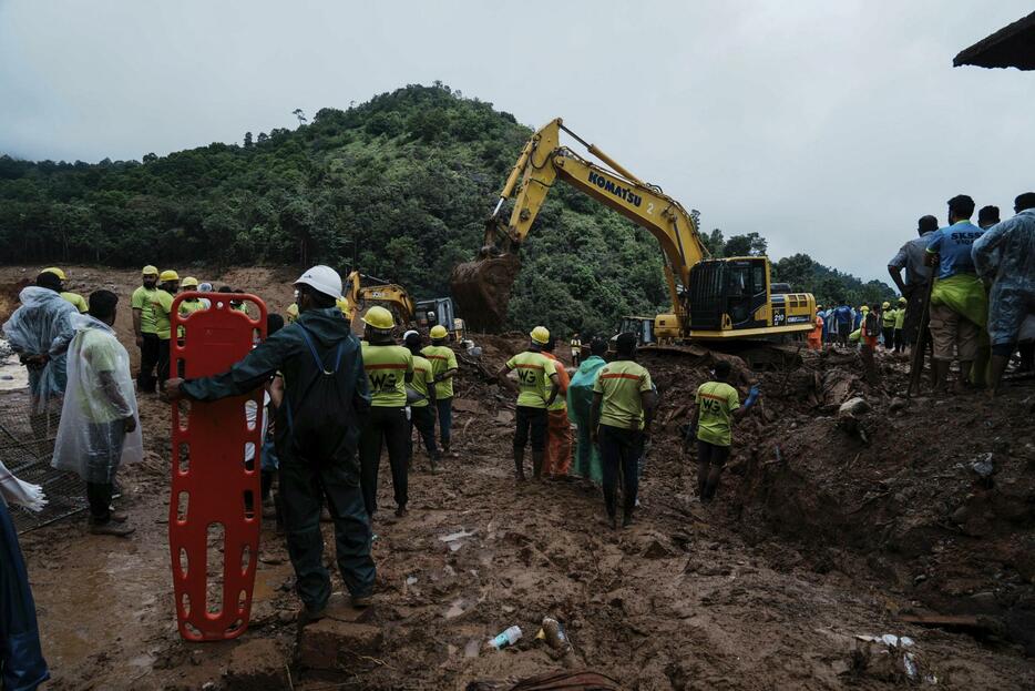 インド・ケララ州で起きた大規模な土砂崩れ現場で、捜索を続ける救助関係者＝1日（AP＝共同）