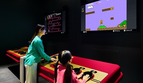 2人で協力してゲームをプレイするビッグコントローラー　（「ニンテンドーミュージアム」のホームページより）