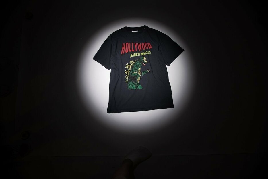 「HOLLYWOODゴジラモチーフ Tシャツ（カラー：WHITE、BLACK／SIZE:Ｓ～XL）」1万2100円／ゴジラ・ハリウッド ランチ マーケット（ハリウッド ランチ マーケット）TM & © TOHO CO., LTD.