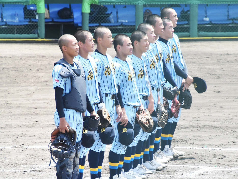 和歌山大会初戦に勝利し、校歌斉唱する和歌山南陵ナイン　photo by Kikuchi Takahiro