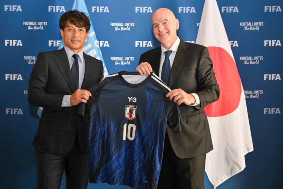 日本サッカー協会(JFA)の宮本恒靖会長とFIFAのジャンニ・インファンティーノ会長(FIFA)