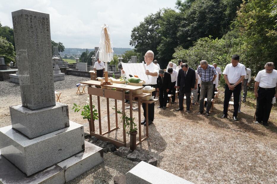 芦田林弘氏の墓前祭=岡山県津山市で