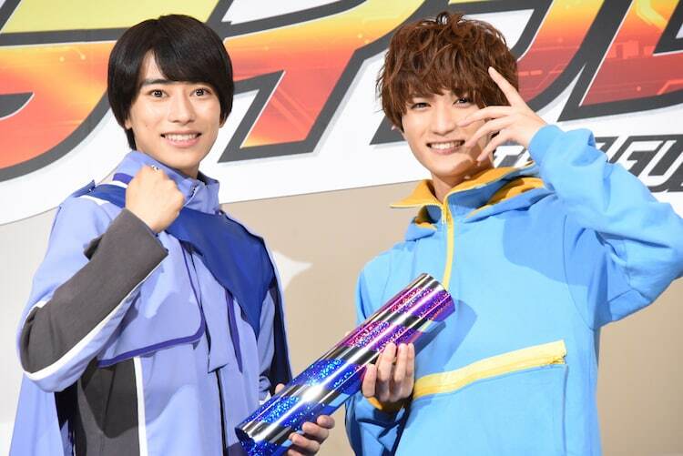 「映画大ヒット記念！仮面ライダーガッチャード＆仮面ライダーガヴ バトンタッチイベント」の様子。左から本島純政、知念英和。