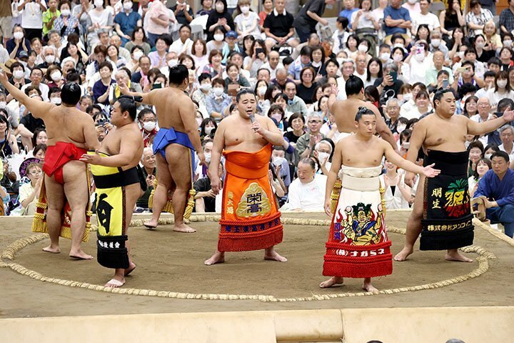 相撲甚句を歌い踊る力士たち