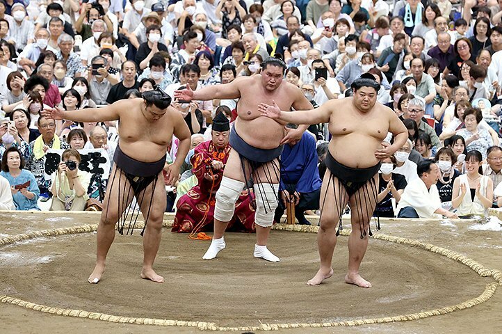 三役土俵入りを披露する東方の（左から）霧島、照ノ富士、阿炎