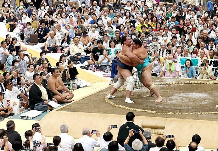 照ノ富士（左）と琴桜の結びの一番に見入る観客