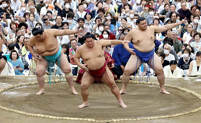 三役そろい踏みを披露する西方の（左から）琴桜、大栄翔、大の里