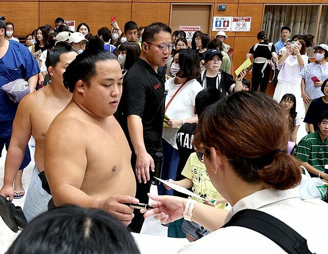 来場者からサインに応じる翠富士