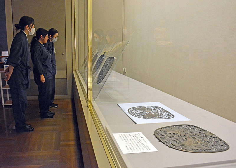 中尊寺宝物館讃衡蔵で始まった「国宝・金銅華鬘全六面展示」。奈良国立博物館から一時里帰りした1面（手前）を含む全6面を公開している