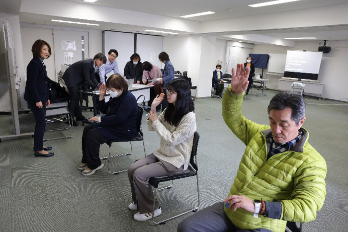 聴覚障害者と実施したアプリの実証実験の模様（岡山市内）