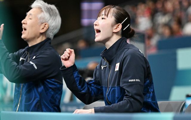 痛めている左手を使わずに仲間に声援を送る早田ひな選手(写真：松尾/アフロスポーツ)