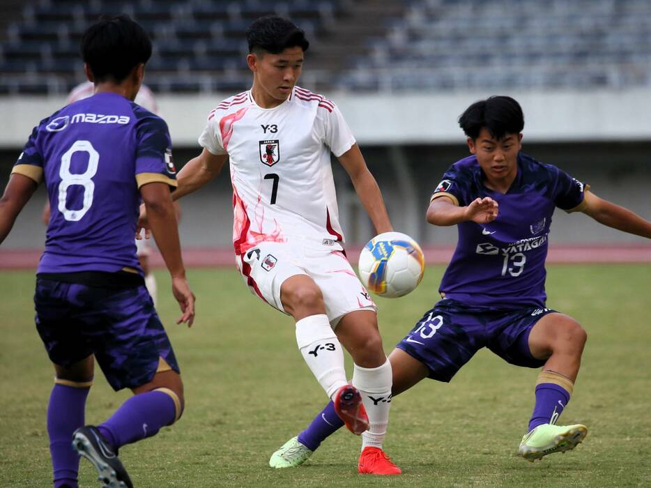 U-17日本代表MF和田直哉(浦和ユース、2年=浦和ジュニアユース出身)が中盤での攻防で貢献度大の働き(Taro YOSHIDA)