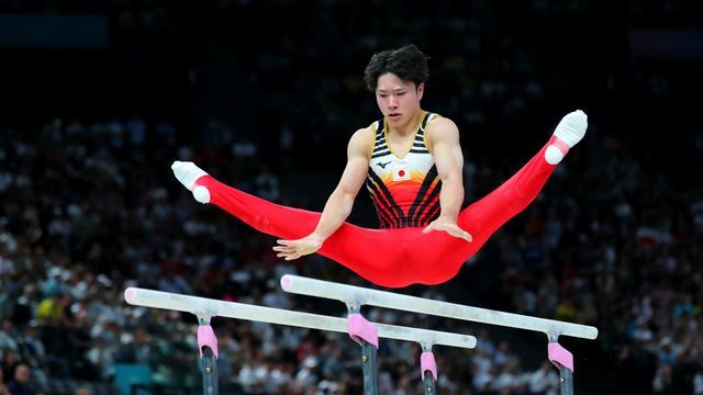 体操男子種目別平行棒で銅メダルを獲得した岡慎之助選手(写真:西村尚己/アフロスポーツ)