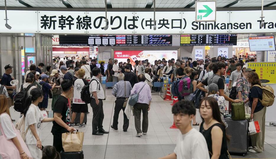 混雑するJR新大阪駅の改札口＝15日午後