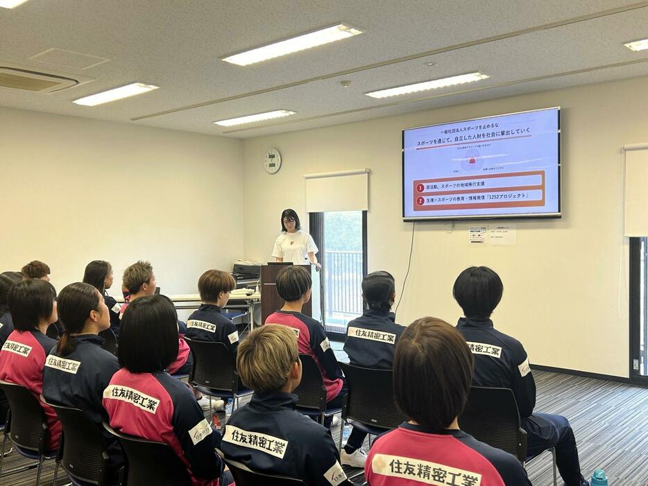 　生理とスポーツについての勉強会を聴講するＣ大阪ヤンマーの関係者©ＣＥＲＥＺＯ　ＯＳＡＫＡ